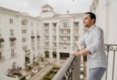Vinicius Belo na sacada do Palácio Tangará | Foto: Wiggo Berge
