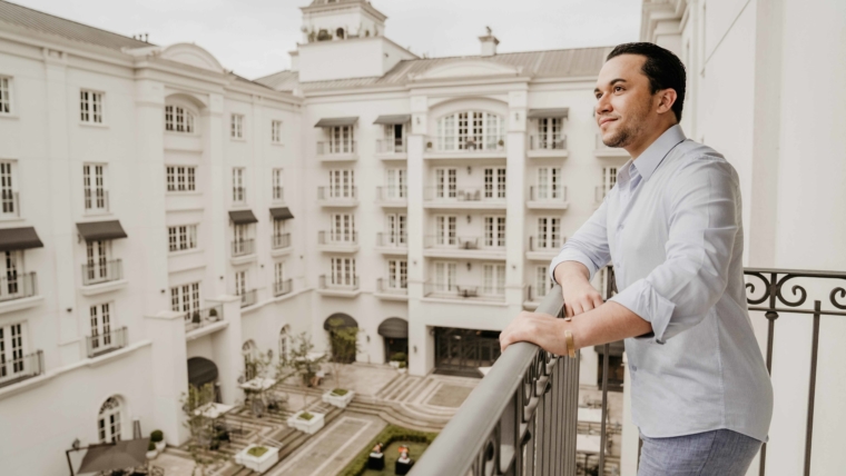 Vinicius Belo na sacada do Palácio Tangará | Foto: Wiggo Berge