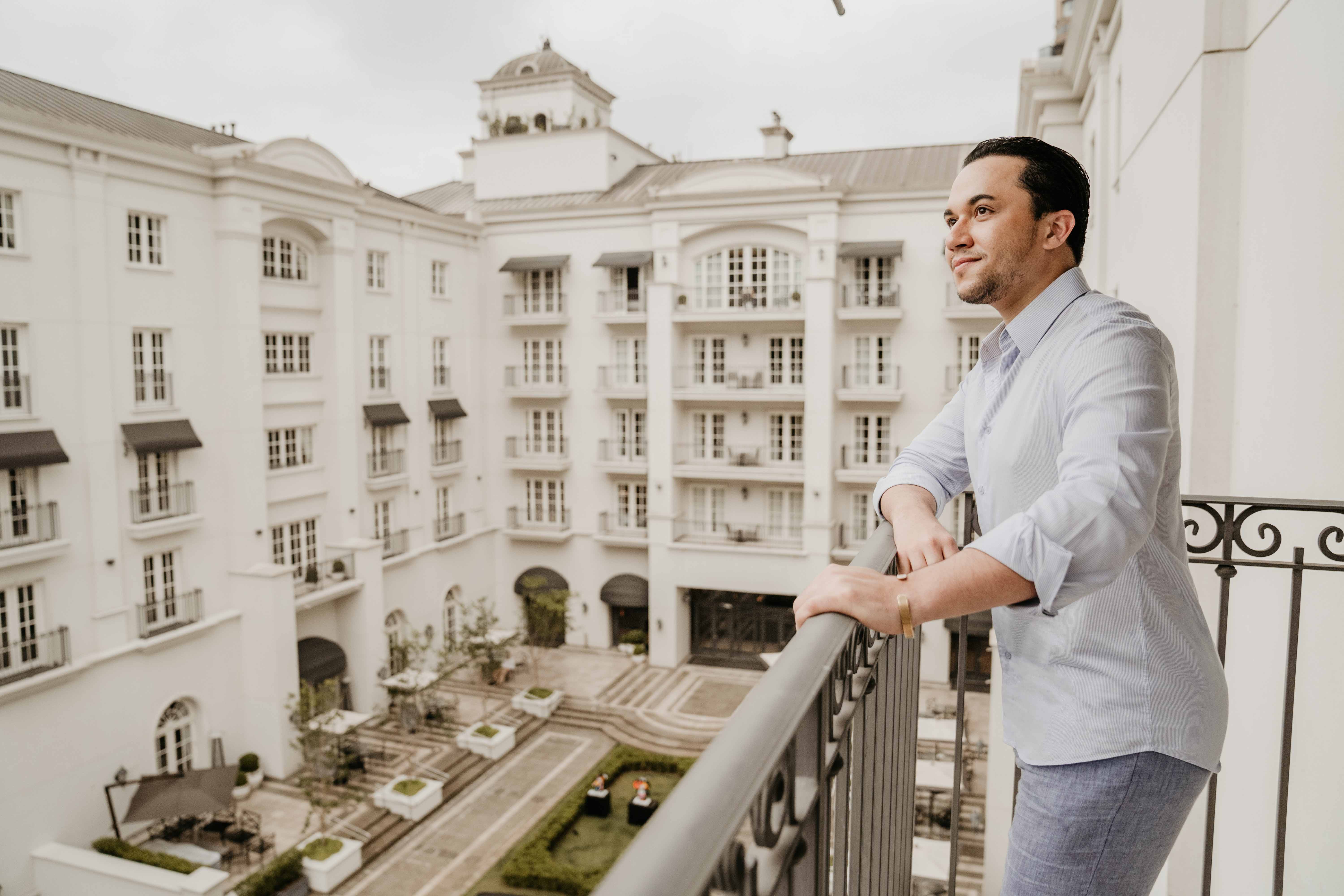 Vinicius Belo na sacada do Palácio Tangará | Foto: Wiggo Berge