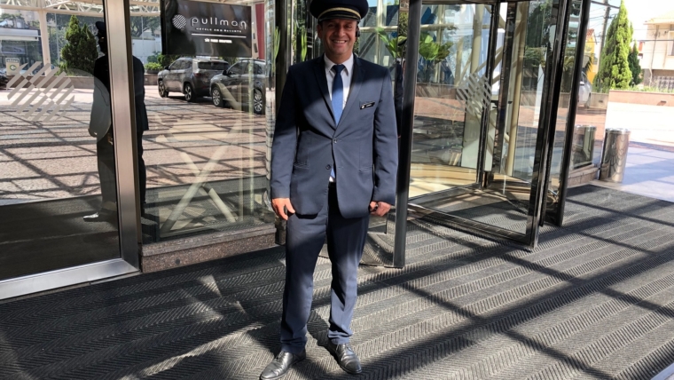 Anilton. Capitão Porteiro do Pullman São Paulo Ibirapuera | Foto: Check Hotels