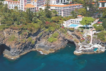 Vista de longe do Belmond Reid’s Palace, na iLha da Madeira em Portugal