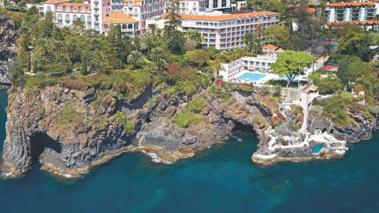 Vista de longe do Belmond Reid’s Palace, na iLha da Madeira em Portugal
