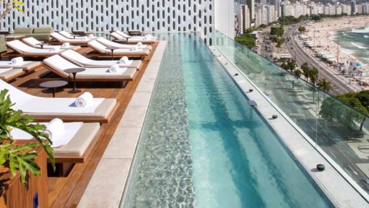 Piscina do hotel Emiliano Rio
