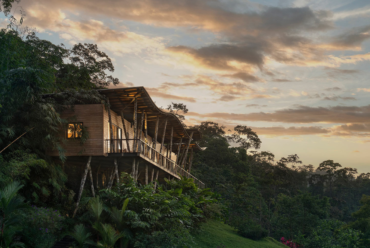 Vista de longe do Origins Lodge