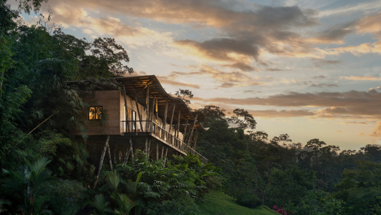 Vista de longe do Origins Lodge