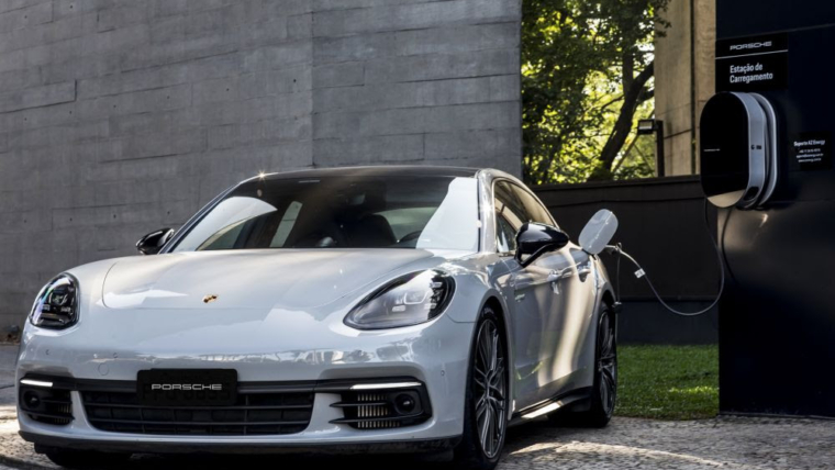 Estação de carregamento para carros elétricos, feita em parceria com a Porsche localizada no Hilton Barra Rio de Janeiro