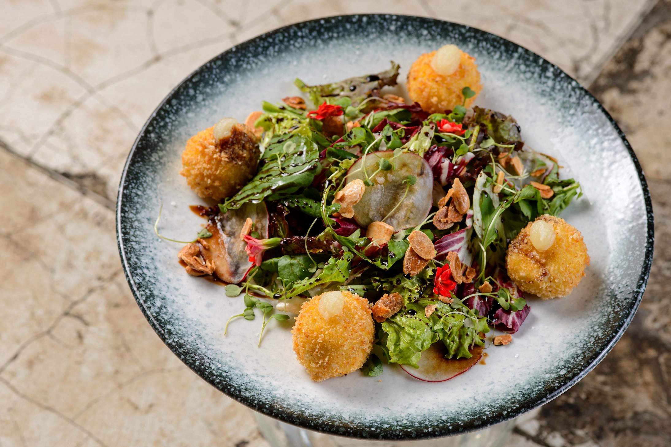 Salada de folhas com crocante de queijo de cabra | Foto: Alexander Landau