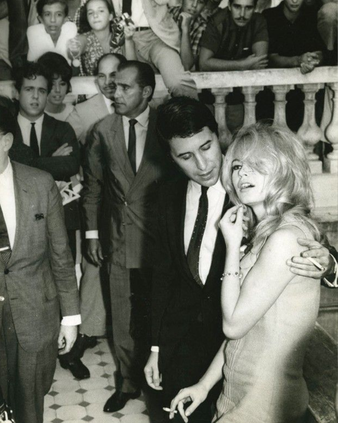 Brigitte com o então namorado Bob Zagury no Hotel Copacabana Palace em 1964 | Foto: Reprodução